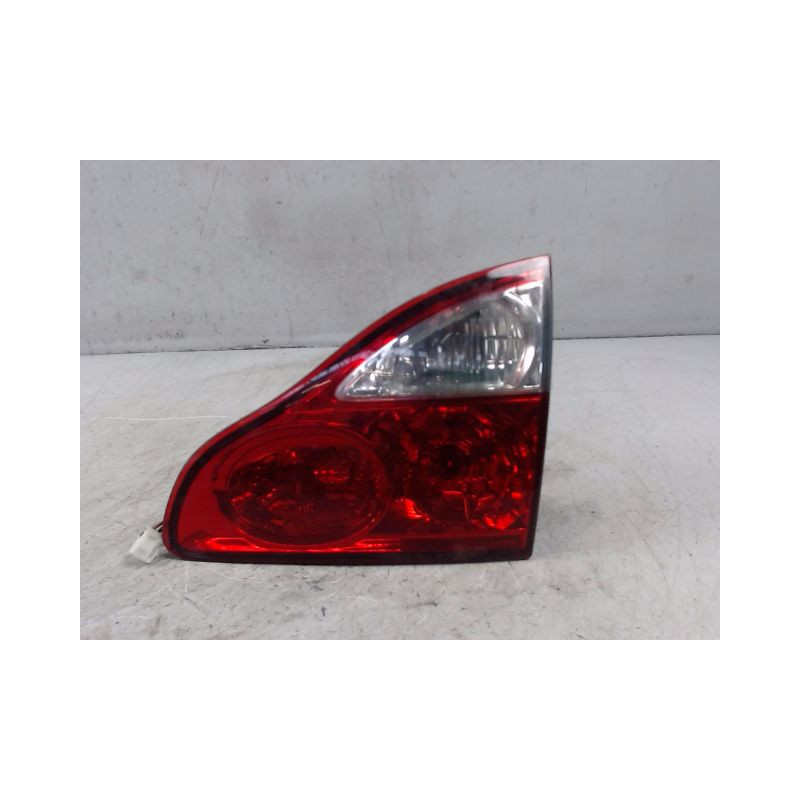 FEU ARRIERE INTERIEUR DROIT TOYOTA AVENSIS VERSO 04-06