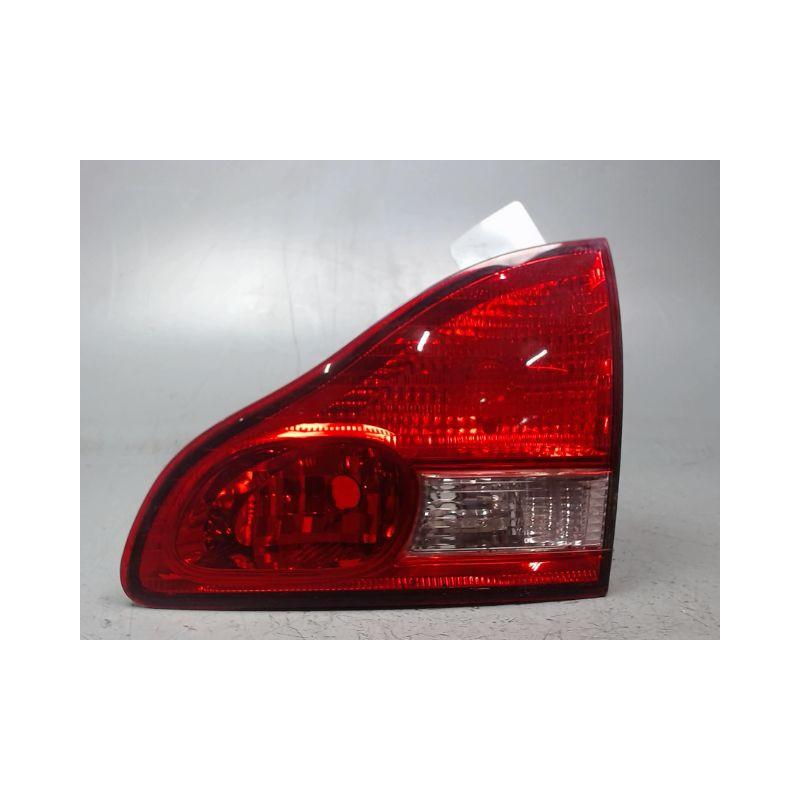 FEU ARRIERE INTERIEUR DROIT TOYOTA AVENSIS VERSO 01-03
