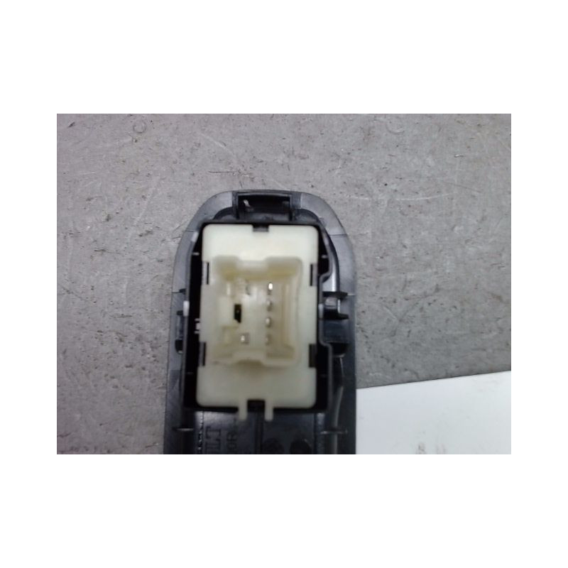 COMMANDE LEVE-GLACE PORTE AVD DACIA DUSTER 2010-
