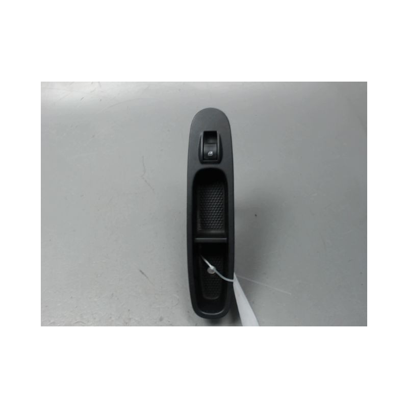 COMMANDE LEVE-GLACE PORTE AVD FIAT PUNTO