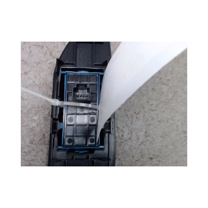 COMMANDE LEVE-GLACE PORTE AVD TOYOTA VERSO 2010-