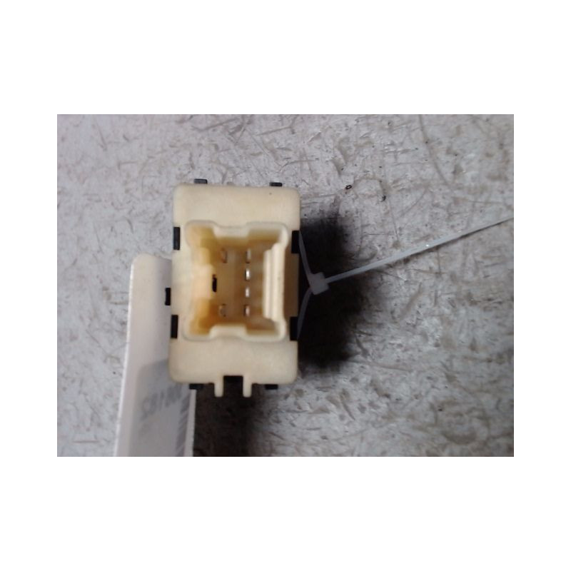COMMANDE LEVE-GLACE PORTE AVD DACIA SANDERO