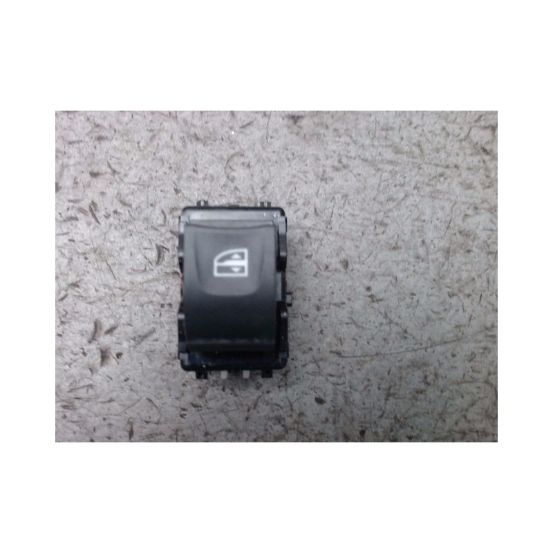 COMMANDE LEVE-GLACE PORTE AVD DACIA SANDERO