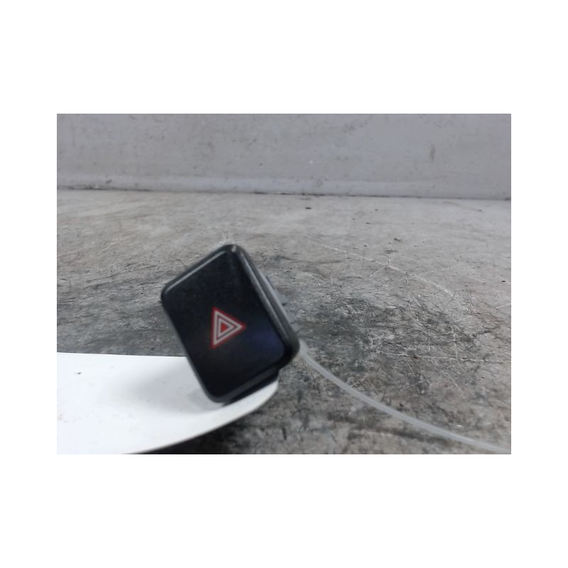 BOUTON DE WARNING TOYOTA AURIS 2010-