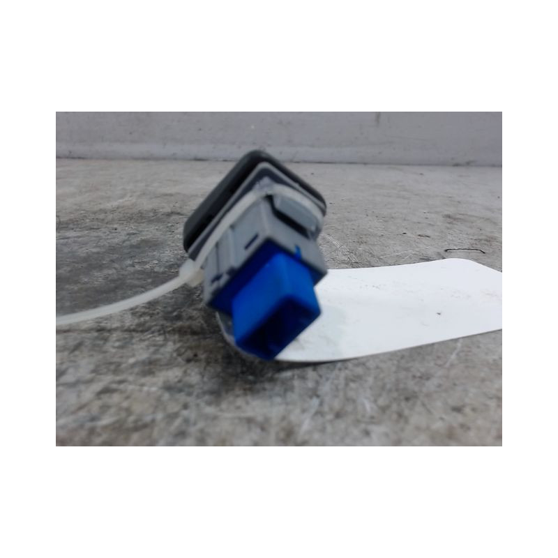 BOUTON DE WARNING TOYOTA AURIS 2010-
