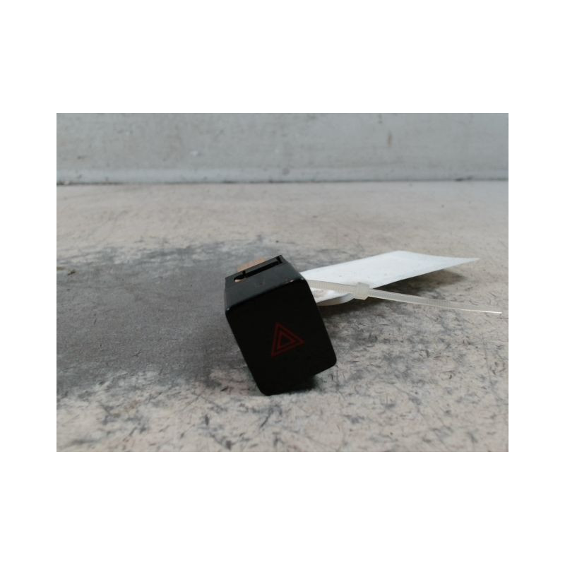 BOUTON DE WARNING NISSAN NOTE