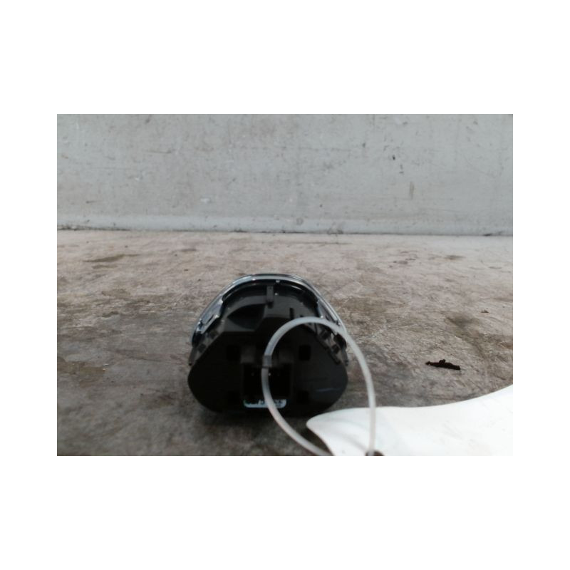 BOUTON DE WARNING OPEL CORSA 2010-