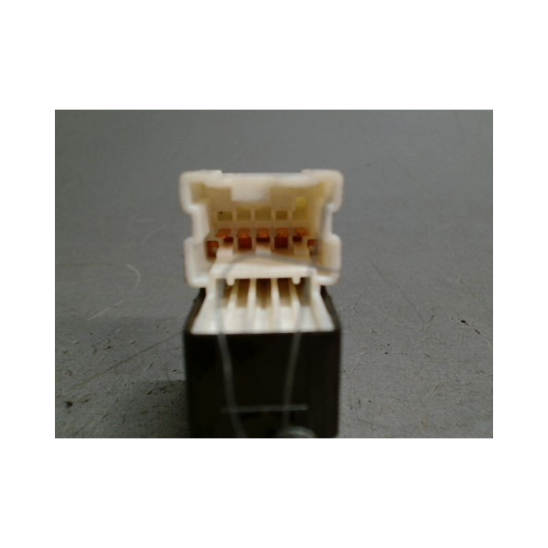 COMMANDE LEVE-GLACE PORTE AVD SUZUKI SWIFT 4 ESSENCE