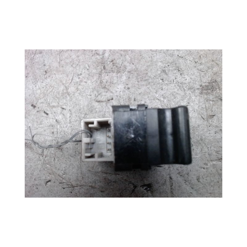 COMMANDE LEVE-GLACE PORTE AVD VOLKSWAGEN FOX ESSENCE