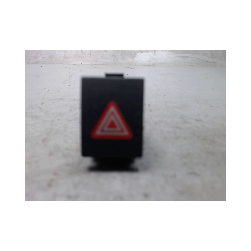 BOUTON DE WARNING VOLKSWAGEN POLO 4 PHASE 2 ESSENCE