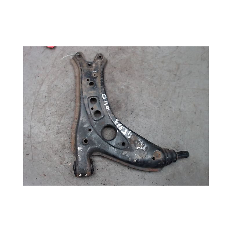 TRIANGLE INFERIEUR AVANT DROIT VOLKSWAGEN FOX ESSENCE