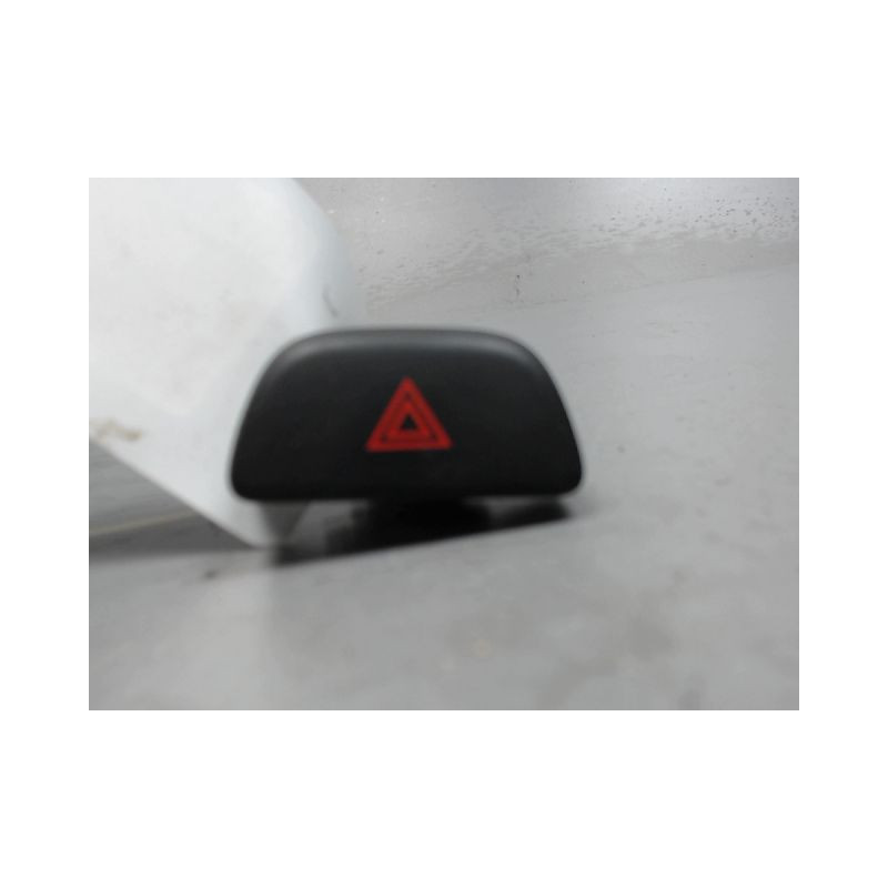 BOUTON DE WARNING NISSAN MICRA