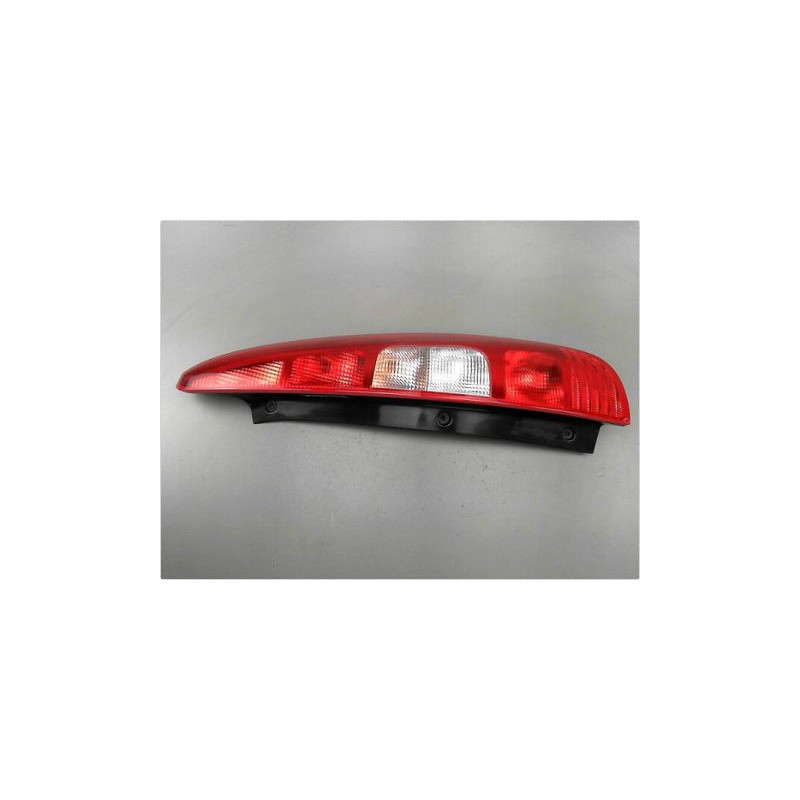 FEU ARRIERE DROIT MITSUBISHI COLT 2004-