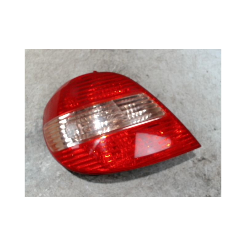 FEU ARRIERE GAUCHE  TOYOTA AVENSIS 2000-2003