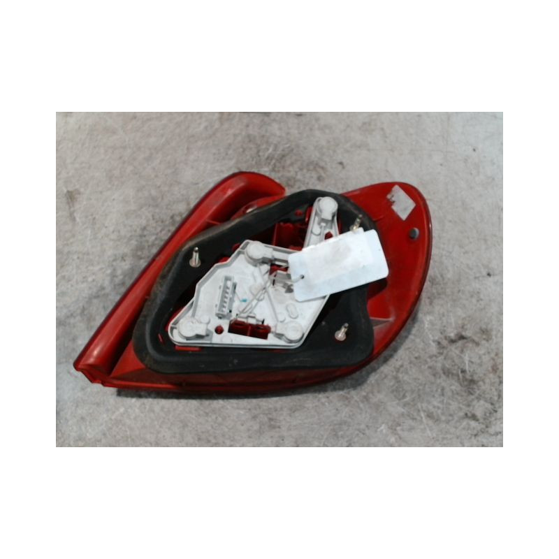 FEU ARRIERE GAUCHE  TOYOTA AVENSIS 2000-2003
