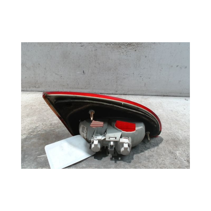 FEU ARRIERE INTERIEUR DROIT TOYOTA AVENSIS BREAK 2000-2003