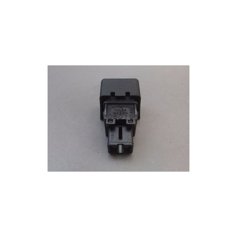 BOUTON DE WARNING NISSAN MICRA