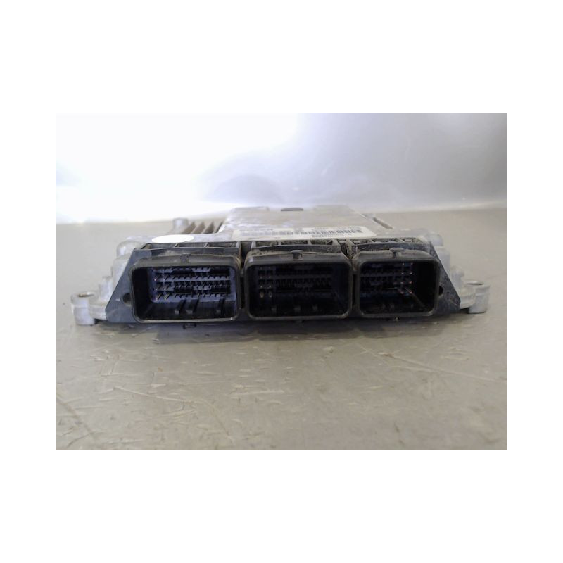 CALCULATEUR MOTEUR RENAULT TRAFIC