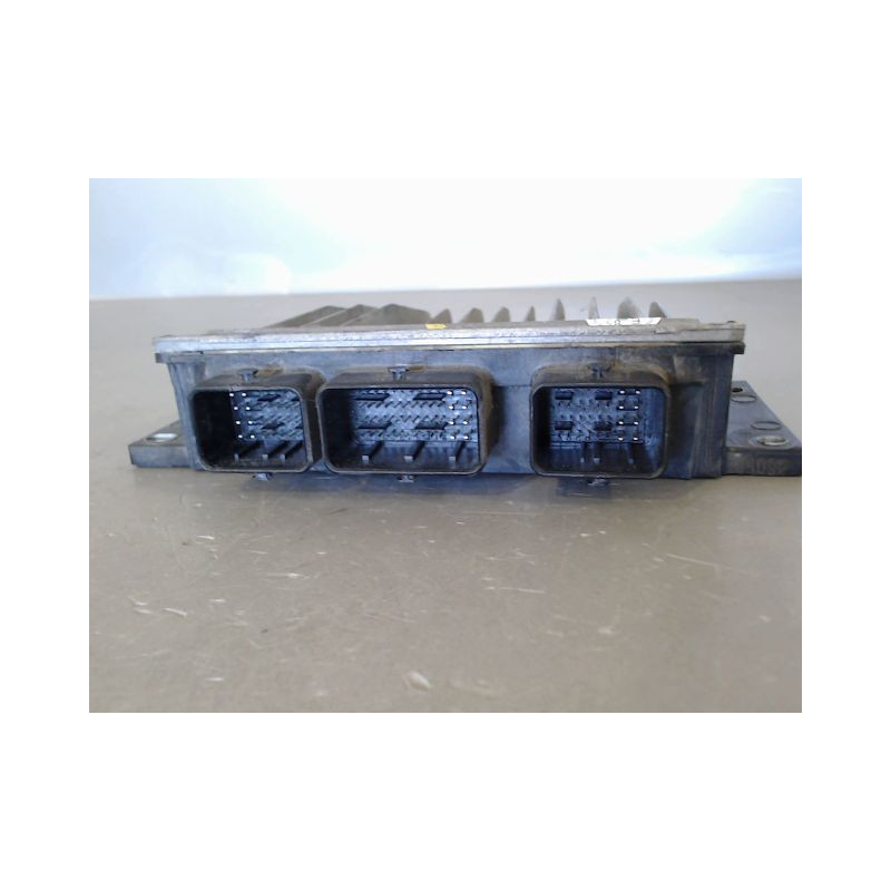 CALCULATEUR MOTEUR RENAULT CLIO
