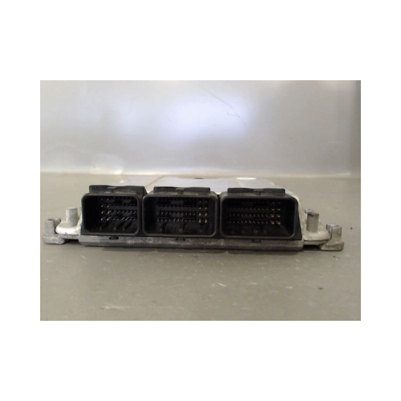 CALCULATEUR MOTEUR RENAULT TRAFIC