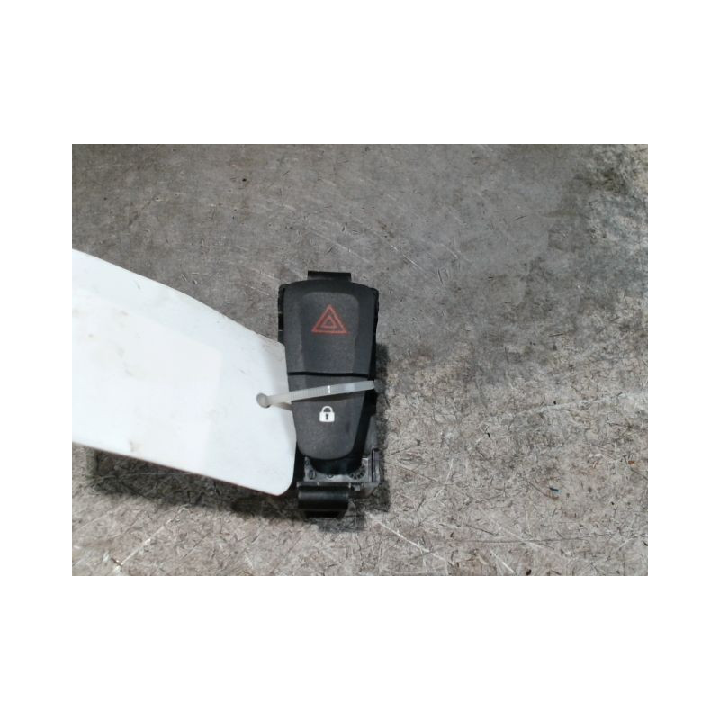 BOUTON DE WARNING DACIA SANDERO 2008-