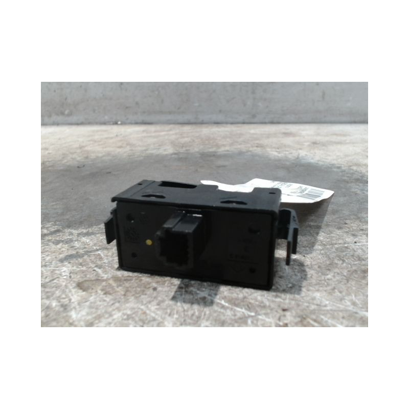 BOUTON DE WARNING DACIA SANDERO 2008-