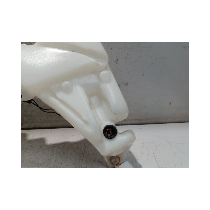 RESERVOIR LAVE-GLACE AVANT FORD FOCUS 04-07