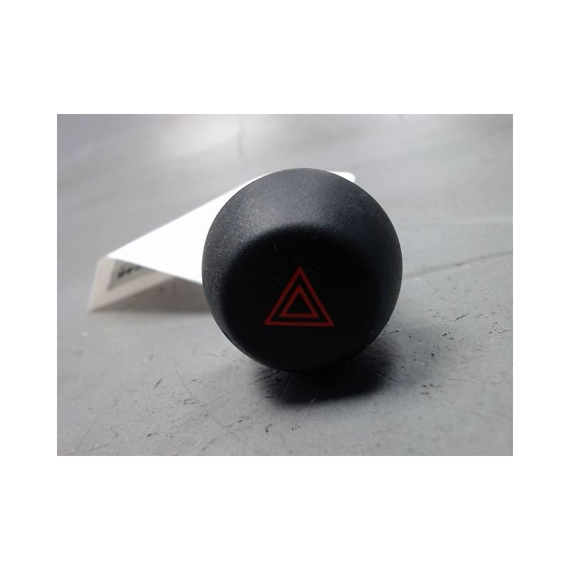BOUTON DE WARNING TOYOTA RAV4 2006