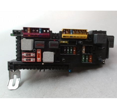 PLATINE FUSIBLE AV