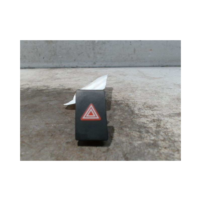 BOUTON DE WARNING TOYOTA VERSO 2010-