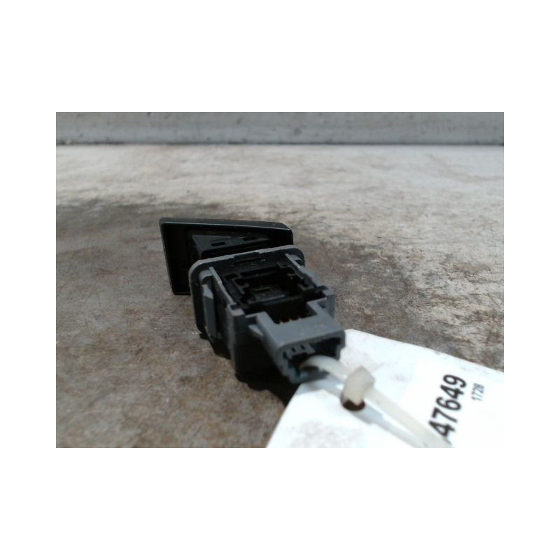 BOUTON DE WARNING TOYOTA VERSO 2010-
