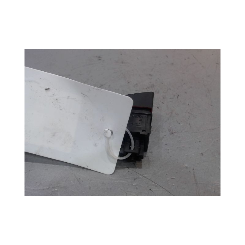 BOUTON DE WARNING NISSAN QASHQAI