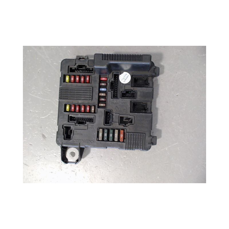 BOITE A FUSIBLES RENAULT MEGANE