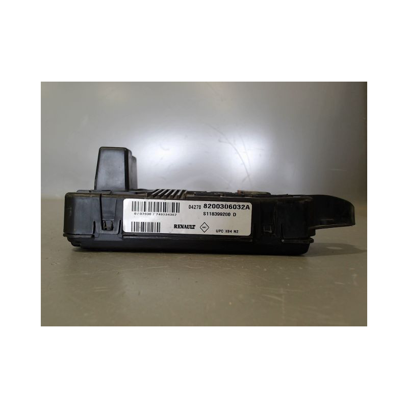 BOITE A FUSIBLES RENAULT MEGANE