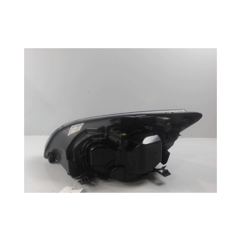 PHARE DROIT FORD FOCUS 04-07