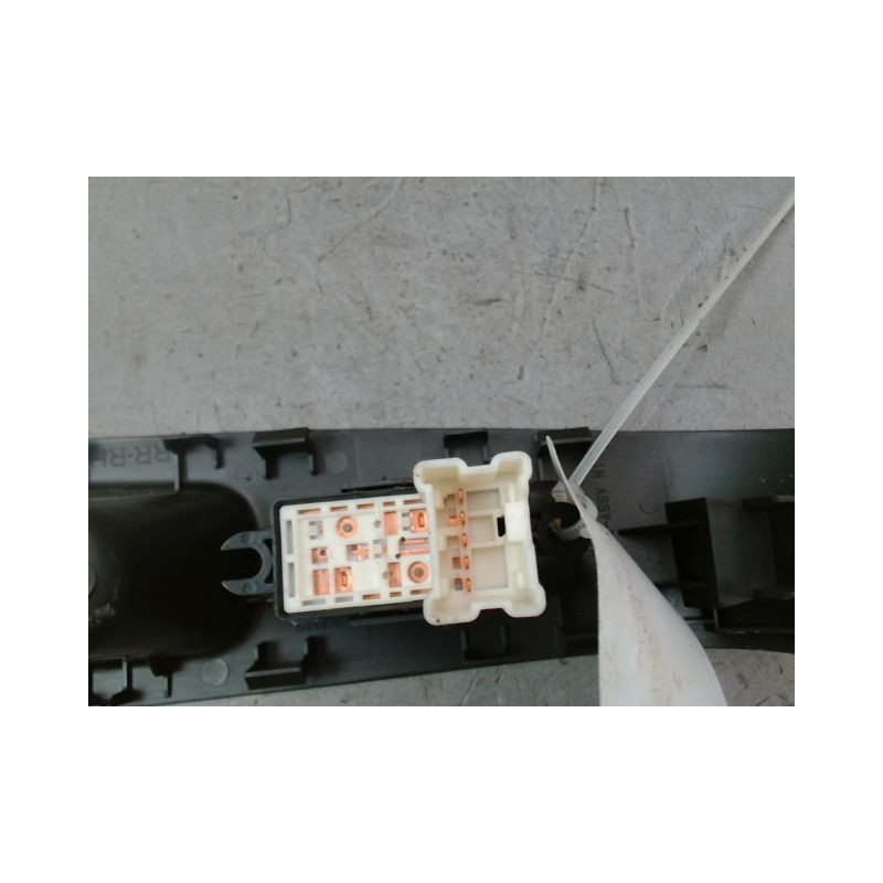 COMMANDE LEVE-GLACE PORTE ARD NISSAN CUBE