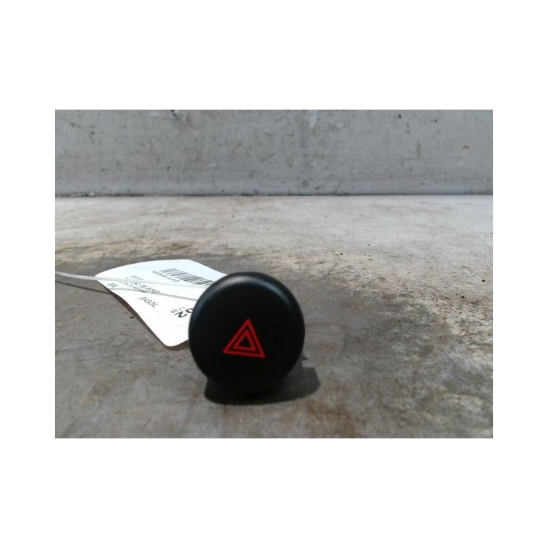 BOUTON DE WARNING NISSAN JUKE