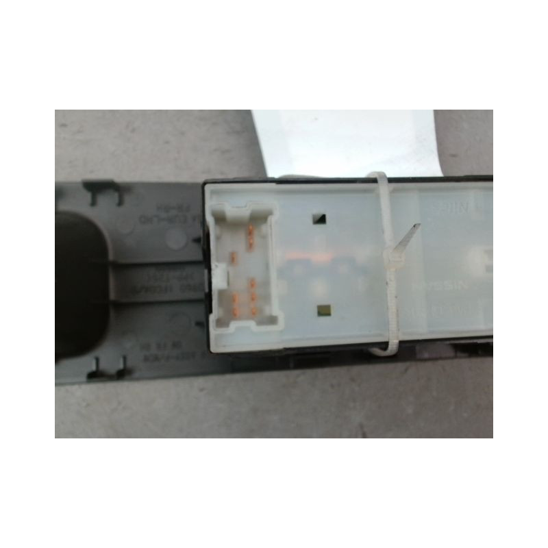 COMMANDE LEVE-GLACE PORTE AVD NISSAN CUBE