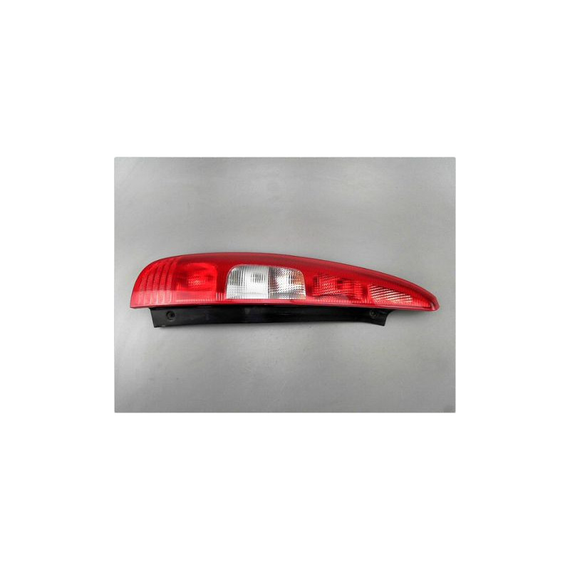 FEU ARRIERE GAUCHE  MITSUBISHI COLT 2004-