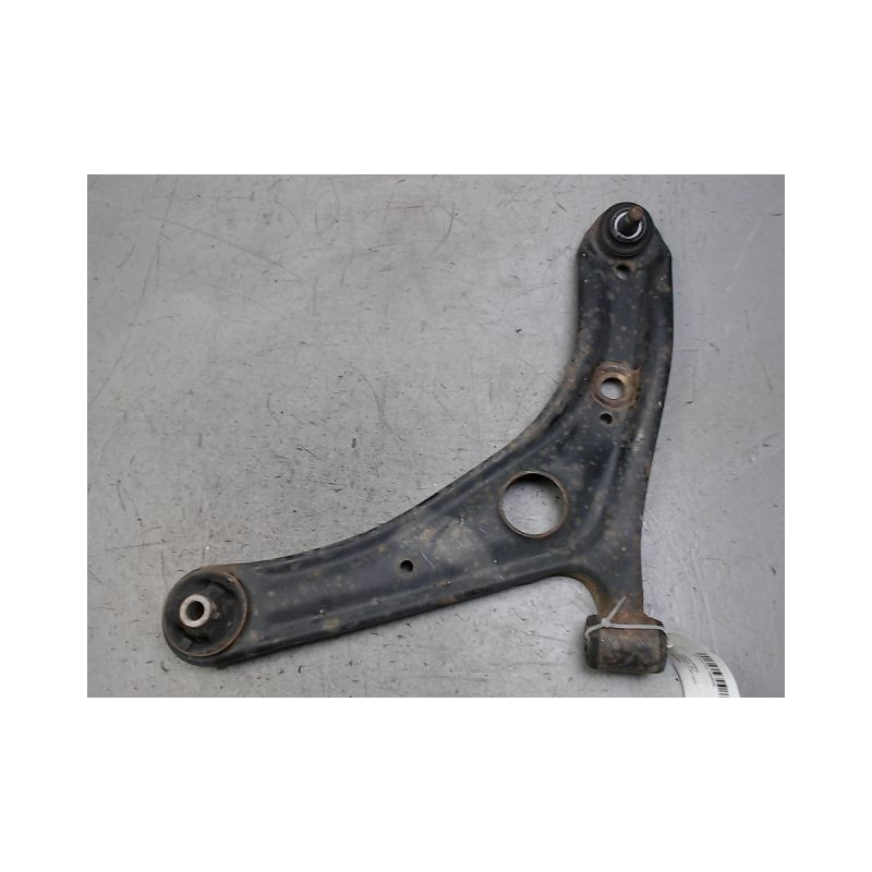 TRIANGLE INFERIEUR AVANT GAUCHE TOYOTA YARIS
