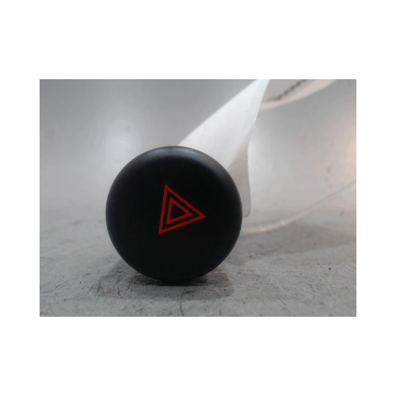 BOUTON DE WARNING NISSAN JUKE