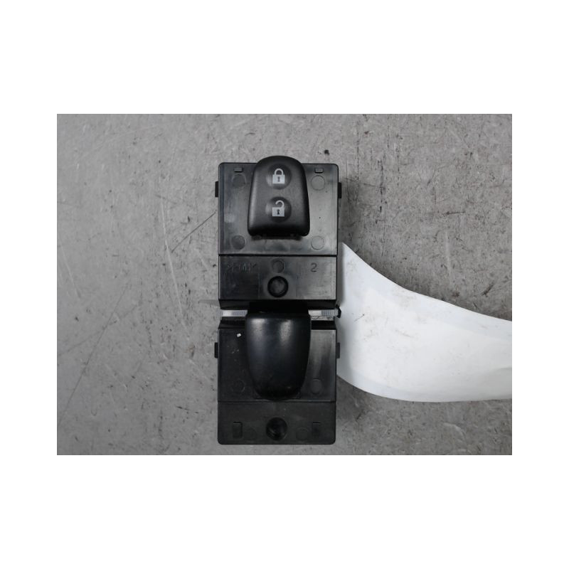COMMANDE LEVE-GLACE PORTE AVD NISSAN JUKE
