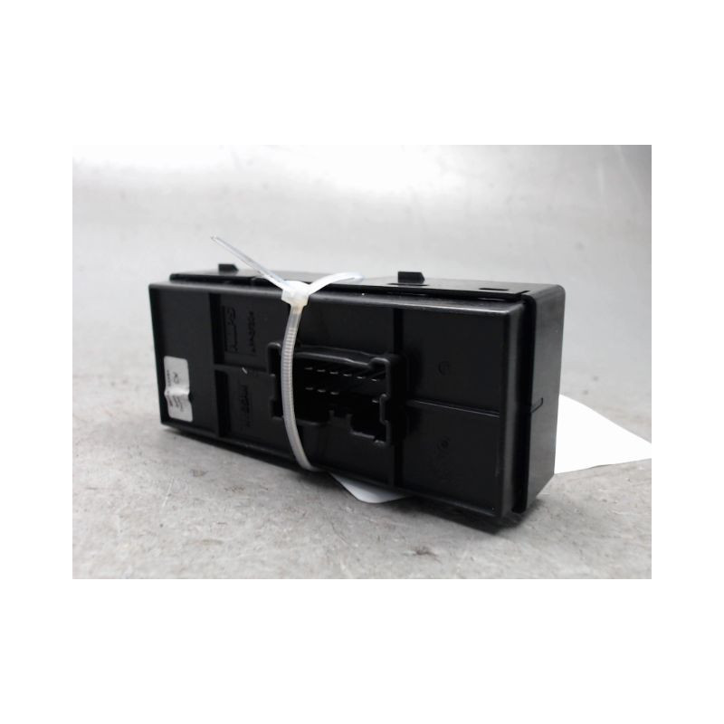 COMMANDE LEVE-GLACE PORTE AVD NISSAN JUKE