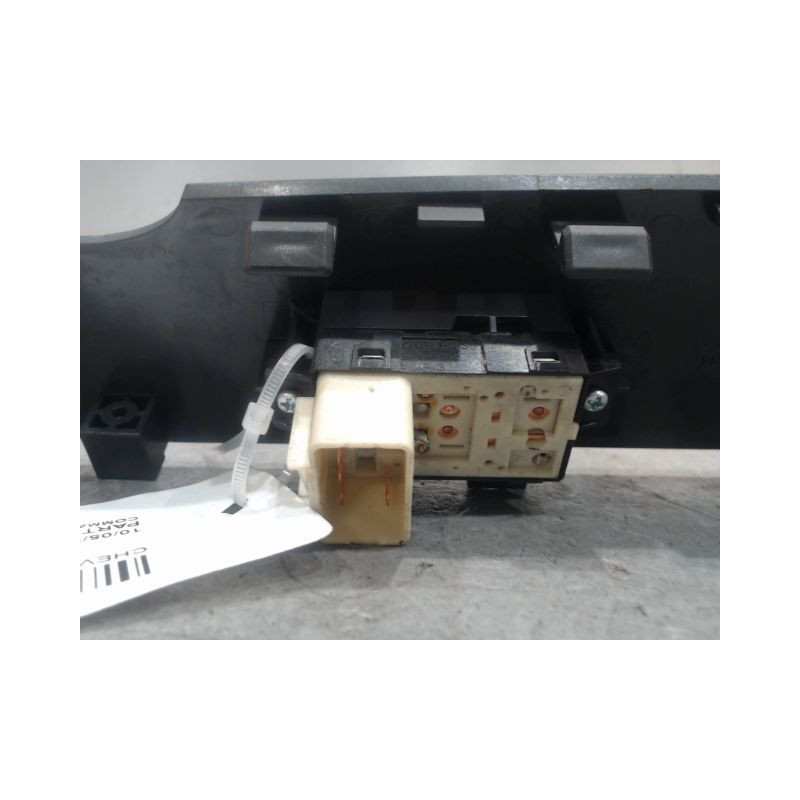 COMMANDE LEVE-GLACE PORTE AVD CHEVROLET CAPTIVA