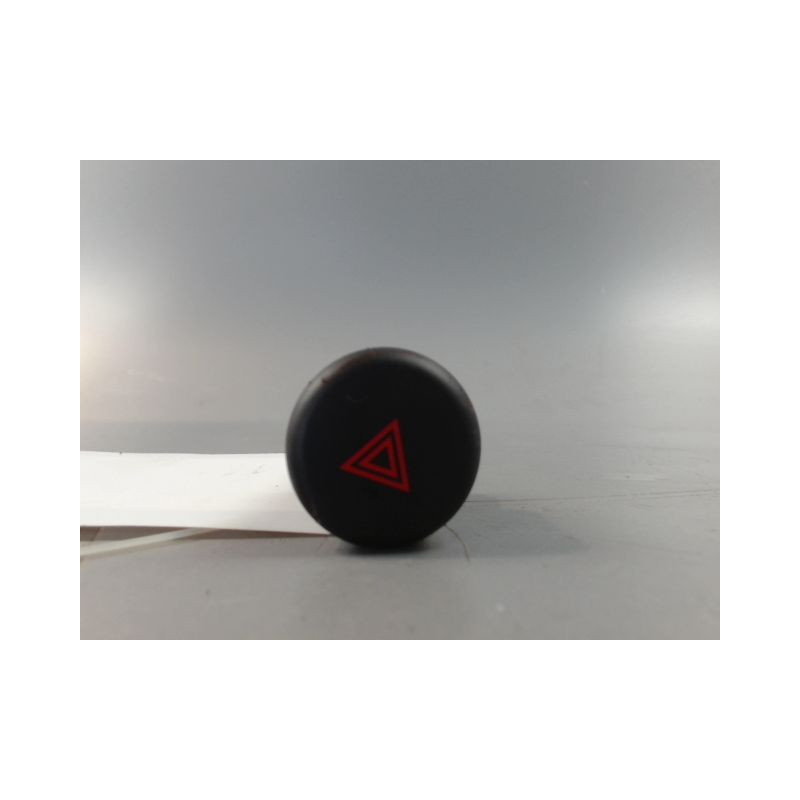 BOUTON DE WARNING NISSAN JUKE