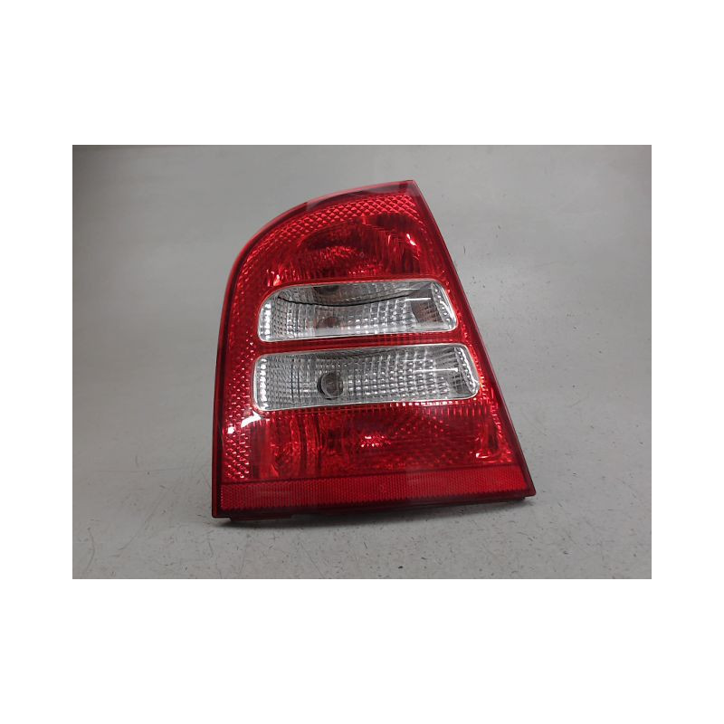FEU ARRIERE GAUCHE  SKODA OCTAVIA