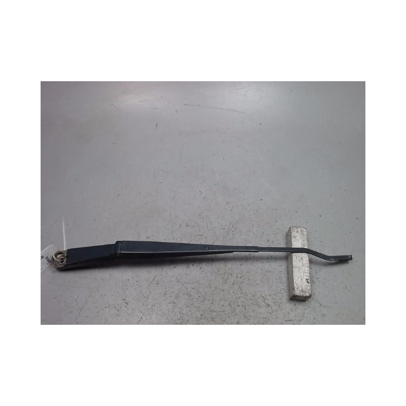 BRAS ESSUIE-GLACE AVANT DROIT NISSAN NAVARA DOUBLE CABINE