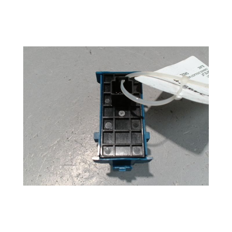 COMMANDE LEVE-GLACE PORTE AVD TOYOTA VERSO 2010-