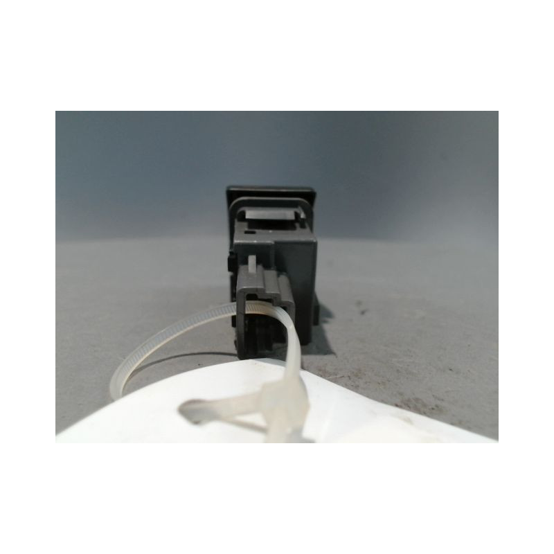 BOUTON DE WARNING TOYOTA VERSO 2010-