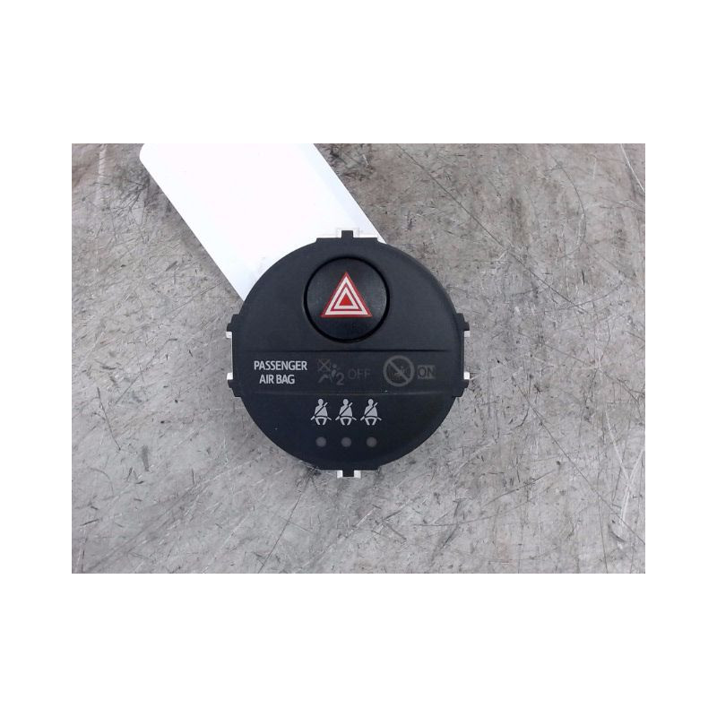 BOUTON DE WARNING TOYOTA YARIS
